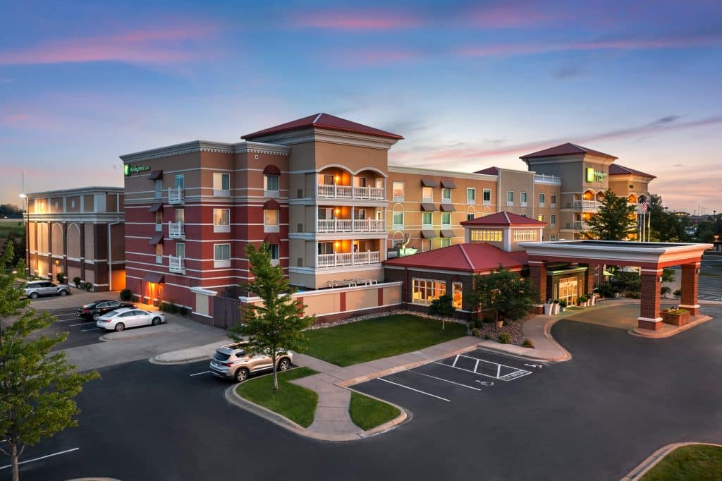 Holiday Inn and Suites Arbor Lakes Maple Grove Exterior